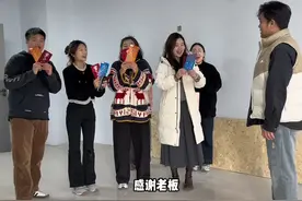 👇戳进来感受什么叫#家人式团队 #热血狂飙 这样的战队你挺不挺？💥 装修未完 梦想已加载99%...今日挥洒的每一滴汗水都是明天举杯相庆的底气。大家也多给我们家三位美女的小号点个关注哦，未来精彩分享不停@云姐的美好生活 @孟月（美丽版）@王正正（销冠版）视频封面