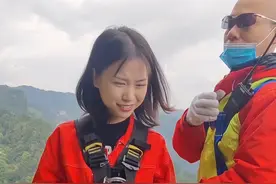 可爱的零零后小姐姐第一次玩蹦极全过程，如果你在现场的话，你能一句话让小姐姐秒跳吗？#蹦极 #玩的就是心跳 #这一跳需要多大的勇气 #勇敢的人先享受世界视频封面