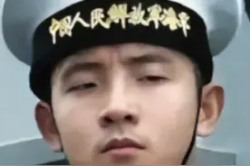 被日媒称之为（帝国的蔑视）这是2019年，中国太原舰访问日本时，日本媒体抓拍到的一张中国海军士兵的照片，当时这张看似平常的照片，引起了极大的轰动。中国海军士兵，面无表情，一丝不苟，英武严肃，俯视下方，虽没有一言一语，却胜过千言万语。细微处看出战斗力，有这样凌厉眼神的士兵，有这样的士兵，有这样英武严肃的队伍，战斗力十足，召之即来，战之必胜！这就是铮铮中华儿女该有的样子，铭记历史，勿忘国耻！#中国军人视频封面
