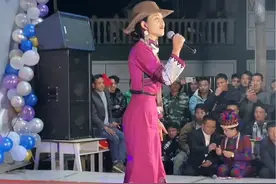 这就是我们哈尼族的春节晚会，虽然没有华丽的舞台，但是和父老乡亲们相聚的日子很开心#我为家乡代言 #演出现场视频 #农村大舞台视频封面