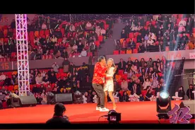宋晓峰 杨晓茹两口子 倾情演绎 #宋晓峰 #演出现场视频 #气氛搞起来 #半个抖音用这个bgm召唤宋晓峰视频封面