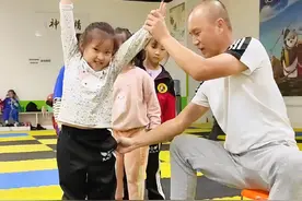教练如何教4岁的小姑娘。武术教学侧手翻。#武术 #台上一分钟台下十年功 #教学 #天地武韵视频封面