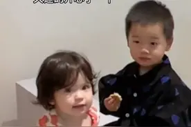 虾滑道歉啦！！朋友们 因为那天我不在身边，虾滑其实自己也没处理过这种问题，所以可能不知道如何解决，教育啦，其实原片小朋友们真的玩的挺好的，只不过抖上刚好就只放了虾滑争吵的小片段，其实两个小朋友也有很快乐玩耍的片段的，不要因为一个片段就过度分析啦#人类幼崽视频封面