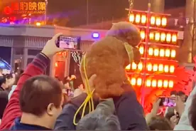 别人家举起的都是孩子，大爷把狗举起来看演出，你见过这种情况吗？#大爷永远是大爷 #狗狗 #趣事 @抖音短视频视频封面
