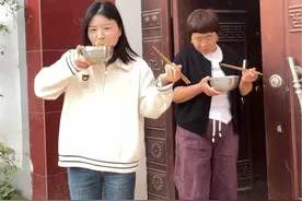 95后已婚女的在农村和妈妈的日常生活《第1集》#农村生活 #河南方言 #母女日常 #记录真实生活 #我的生活日记 @抖音短视频视频封面