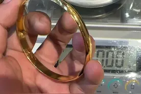 儿媳送婆婆的金镯 本来想早买、等跌点、结果700多的金价了、只能拿两支不常戴的金镯加个小金条、先给婆婆安排上……！#原创视频 #是时候展现真正的技术了 #工匠手艺 #黄金加工 #官临金店视频封面