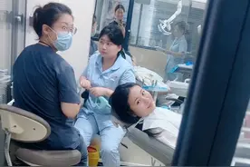 今天终于把四个牙都拔完了，从小几个孩子挂盐水扎针时候我都不敢看，都是让孩爸看着，今天眼光一直追随着大宝，我怕她紧张时候回头看我，而我不在，虽然只是拔个牙，作为妈妈的我也是一直跟着紧张#记录真实生活 #随拍 #平安喜悦