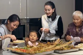 19岁 女保姆 自制 炸串 小红做的炸串太好吃了，配上她烙的饼味道更绝了，大家有时间可以尝试做一下，真的很好吃。#记录真实生活 #日常vlog #抖音美食推荐官 #美食vlog #vlog视频封面