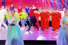 热情奔放，健康爽朗。好看 #舞台无处不在 #这舞蹈感染力无敌了 #热爱生活的人会闪闪发光 #气场全开 #在整个舞蹈界都是相当炸裂的视频封面
