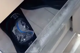 在鞋子当中装满水，然后放进冰箱冷冻之后竟然有如此妙用？ #实用小技巧 #高性能实用工具 #实用好物 #生活小技能 #实物分享视频封面