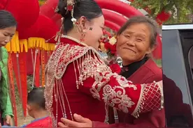 新娘到家了，朴实善良的喜婆婆一路小跑着过去迎新媳妇，开了车门送上红包祝福下车就是个热情的拥抱，这样的婆媳关系肯定会相处好#迎亲接新娘子了 #娶媳妇 #接新娘子啦 #新娘子出嫁啦 #婆媳关系