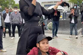 天上飞的是什么？鸟儿还是云朵？ #祝大家天天有个好心情 #唱出自己的风格才会如此与众不同 #热门音乐🔥 #谢谢聆听与支持 #人美歌甜百听不厌视频封面