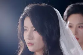 伴娘不仅在我的婚礼上穿白纱，还要跟我一起敬酒…#剧情 #我要上热门🔥视频封面