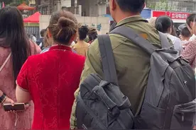 妈妈穿旗袍送儿子去考场，回忆考前每天都与儿子通电话鼓励他，妈妈：比起名次更关心孩子的心情，不论结局如何都是宝贵的经历#旗袍送考 #高考旗袍 #妈妈的世界很小里面装满了你视频封面
