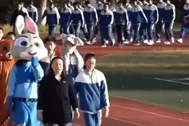 运动会上，老师让班级腿疾的女孩作为领队，老师：想让她知道，你同样是优秀的孩子！网友：这样的老师值得尊重！#感动瞬间 #头条视频创作激励计划 #暖心正能量 #运动会 #初来人间不知苦视频封面