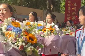 家乡父老夹道欢迎奥运“五朵金花”回达州，现场气氛热情似火🔥🔥🔥🔥#四川达州#奥运健儿回家#本地#热情似火#夹道欢迎视频封面