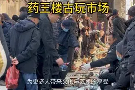 今天的济南古玩城迎来了春天般的火爆 场面#地摊寻宝 #现场实拍视频封面