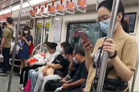 地铁上一位父亲鼓起勇气询问“谁有吃的？”“带着16岁的脑瘫儿子来合肥看病已经一天没有吃饭了 实在没有办法了”拍摄者：这是有多无助才鼓起勇气开口！网友：生活不易 父爱伟大。看到孩子笑了而我却哭了！#社会百态 #生活不易视频封面