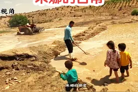 今天的农场又请来了拖拉机师傅进行耕地，马上就可以进行种田了。视频封面