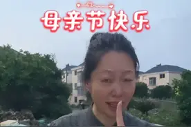 这个母亲节，别让爱只在朋友圈“展示”—— 给妈妈一个拥抱，一句当面说的“谢谢”， 或是陪她逛一次菜市场、或者陪她做顿饭。 让那些藏在日常里的温柔，都有了回应的温度。 愿每一位妈妈，不止被节日偏爱，更被岁月温柔以待。 祝我的母亲，天下所有的母亲，母亲节快乐，您的笑，是人间最值得的风景❤️#手势舞 #致努力奋斗的人 #自娱自乐乐在其中视频封面