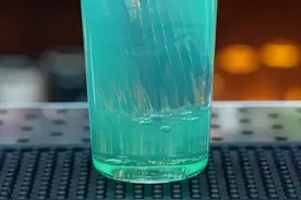 午后之死：哈尔滨调酒师手工制作世界上难得一见的冰块，配以苦艾香槟调制出美味而独特的cocktail。#鸡尾酒 #调酒师视频封面