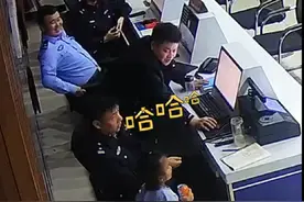 你们是不是小时候都喜欢坐车🤣3岁女孩走丢被民警带回，逗得大家乐呵呵…#社牛 #暖心视频封面