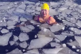 冬季最时尚的运动是冬泳，东北大妈游出南极的境界#冬泳 #东北的冬天 #游泳正常穿搭无不良引导视频封面