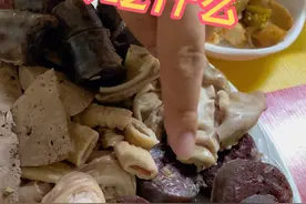 看看韩国穷人平时吃什么？ 猪杂饭有点像我们那边的杀猪菜 #杀猪菜 #韩国生活 #韩国美食 #韩国 #济州岛美食视频封面