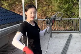 农村建房，户外露台阳光棚楼梯护栏完工，工期一周时间，施工过程又和老爸意见不和，爆发激烈的争吵，被全村人看笑话。所有露台工程总共花费4000元，堪比4万元的品质，简单实用又好看，成品效果太惊艳，我觉得太值了#农村自建别墅 #农村自建房 #阳光棚 #装修避坑 #记录建房过程视频封面
