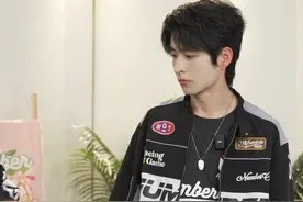 韬韬穿赛车服尊嘟太帅啦😍！！现在来啵啵间还参与🈵赠活动！！速冲🥳#文韬 #南波万 #赛车服 #机车服 #密室大逃脱大神版视频封面