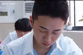 学生上课偷偷玩手机被老师发现，老师一气之下给扔出窗外，没想到学生竟直接跳下去捡，结果酿成了无法挽回的悲剧，你们说是老师的错还是学生的错！视频封面