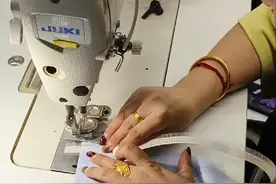 十五年卷下摆高手，看她手法#工厂实拍视频 #带你走进服装厂 #缝纫技术分享 #做衣服 #努力的服装人视频封面