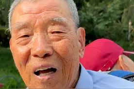 79岁老伴偏瘫19年，83岁大爷悉心照料，银行退休金不够保姆工资视频封面