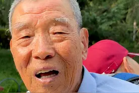 79岁老伴偏瘫19年，83岁大爷悉心照料，银行退休金不够保姆工资视频封面