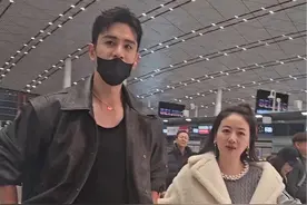 #经超李琳夫妇 十指紧扣现身机场 #高富帅 #霸道总裁 贤妻良母 不离不弃 #经超小李琳视频封面