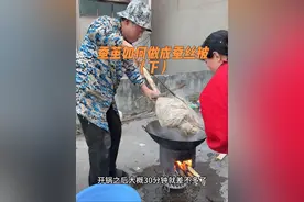 蚕茧如何做成蚕丝被（下） 前几天河北保定的的一位姐姐拿来了一包朋友送的蚕茧想做床蚕丝被，他这个蚕茧比一般个人养的质量要好一些，唯一的缺点就是蚕茧里面有很多没有抠出来的蚕蛹，以及内壁上有太多的黑膜，都需要花时间一个一个的重新清理一遍，关键是里面的黑膜还无法处理干净， 但是不影响蚕茧的使用，只是到时候做出来的被子可能会有一些黑点，昨天对蚕茧进行了处理，处理起来还是比较复杂，先是需要把蚕茧装进布袋子里面，因为他这个蚕茧比较多一锅煮不下所以分成了两锅煮，然后在锅里面加上清水，放点秘密佐料，佐料放的要适中不然对蚕丝质量会有影响，再把装好的蚕茧放进锅里面煮，煮的时间也得把控好不然对蚕茧的质量也有影响， 开锅之后大概30分钟就差不多了，煮好之后捞出来清洗，需要多清洗几遍，直到把水洗清为止，最后再晾晒，今天蚕茧晒干了开始做被子#蚕茧如何做成蚕丝被 #蚕茧做蚕丝被的过程 #蚕茧做蚕丝被 #蚕丝被