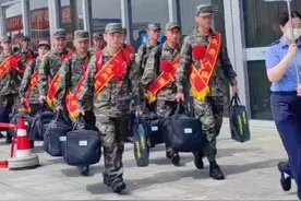 一人参军全家光荣 加油孩子们✊为你们骄傲👍👍👍你们是最棒的中国好男儿#参军入伍 #正能量 #青春无悔军营路视频封面