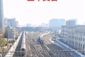 郑州火车站，三车交会#铁道线上的中国 #火车站 #高铁 #绿皮火车 #铁路摄影视频封面