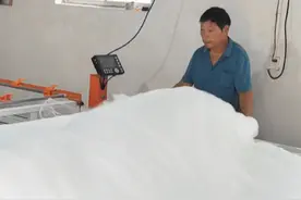 带大家看看蚕丝被是怎么制作的，又软又蓬松，结实又耐用
