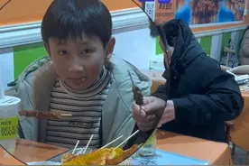 当父子俩背着妈妈偷偷出来吃夜宵！#万万想不到 #爸爸带娃视频封面
