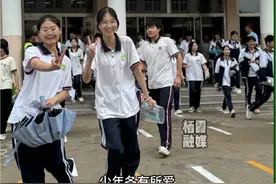 翠屏中学老师送给学生离别赠言，句句肺腑。 最后一节课教给你们的是人生的智慧。#毕业季 #师生 #寻味栖霞视频封面
