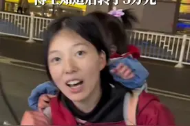 1月15日（发布），重庆，28岁宝妈带两个孩子摆摊，儿子患有先天性心脏病，春节后接受第3次手术，丈夫扛不住压力离开，她仍坚持救子。热心博主知道后转了5万元支持。#母爱伟大 #为母则刚视频封面