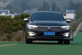 很多人纠结330还是380 家用330完全够用 380旗舰就只比330豪华多了对矩阵大灯罢了 大小空间一样 配置该有的都有 大家觉得呢？？#迈腾b8 #冤种说车 #迈腾380 #迈腾330豪华 #带你懂车