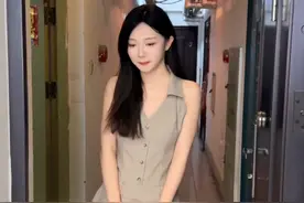 女朋友闺蜜丝袜破了，你敢当着她的面送一双吗？#剧情 #辣妹穿搭 #情侣 #帅哥美女 #爱情视频封面