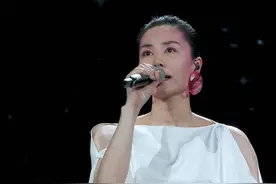 #王菲七年后再登春晚 江上清风、山间明月、草木萌芽。王菲用温婉动人的女声，唱出了生活中微小却真实的感动。世界会馈赠我们一切温暖与美好，让所有热爱生活的人，都能感受到属于自己的美好瞬间。#春晚视频封面