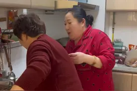 老妈非要给亲家母露一手，没想到老妈做饭竟然这么好吃#日常vlog #妈呀太香了 #夫妻日常生活记录vlog #亲家视频封面