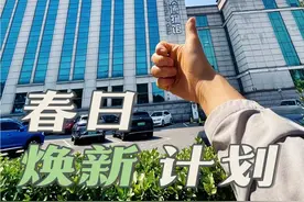 猫哥记录：中国地质博物馆 猫哥记录：@猫哥记录 中国地质博物馆攻略  基本信息  • 开放时间：周二至周日9：00-16：30，16：00停止入馆，周一闭馆。  • 地址：北京市西城区西四羊肉胡同15号。  • 交通：地铁4号线西四站D出口；公交可乘3路、13路等在西四路口北站下等。  • 门票：普通成人票15元，优惠票（0元）面向未成年人等多种人群。需提前在中国地质博物馆微信公众号预约，分线上预约3500人，线下购票500人，观众总量不超4000人。  展厅分布  • 一层：地球厅，能了解太阳系起源、火山活动奥秘、地壳运动等知识，还有地震模拟器等互动设施。  • 二层：有矿物岩石厅和宝石厅。矿物岩石厅内五彩斑斓的矿物标本众多；宝石厅有红宝石、蓝宝石、祖母绿等，宛如梦幻宝石王国。  • 三层：史前生物厅，有中华龙鸟化石等珍贵化石，还有巨大的猛犸象化石，仿佛让人穿越到远古时代。  • 四层：临时展厅，会举办不同主题的临时展览。  其他服务  • 语音讲解：可在一层租用语音讲解器，38元/台。也可预约人工讲解，200元/次。  • 盖章：1层服务台可免费领小册子盖珊瑚系列8枚印章，自带本子还可多盖8枚地博印章。  • 纪念品：一层观众服务部提供矿物、宝石标本及饰品、地学书籍等。#猫哥记录 #猫哥不骗你 #猫哥 #猫哥来了