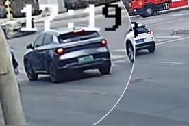 消防员训练途中偶遇翻车，果断停车，暖心救援！#消防救援 #蓝朋友在身边视频封面