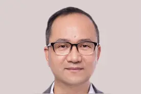 他是全国劳动模范，是优秀特色社会主义事业建设者，可网友却说他是带领百姓从富裕走向贫穷的人！请你也公正客观地说说，他到底是什么样的人呢？#恒大 #许家印 #房地产视频封面