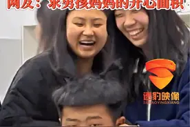 女生课间给男生扎小辫，男生情绪稳定 一动不动，网友：求男孩妈妈的开心面积。#学生 #校园生活 #情绪稳定 @抖音短视频视频封面